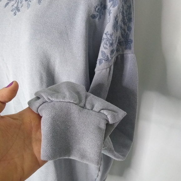 American Eagle light blue embroidered sweatshirt - Picture 7 of 14